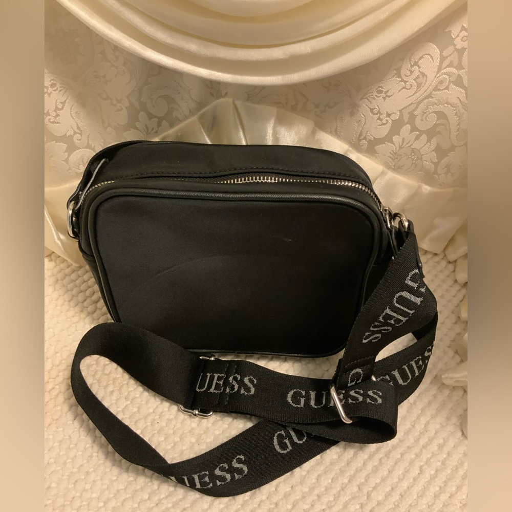 GUESS - Picture 5 of 9